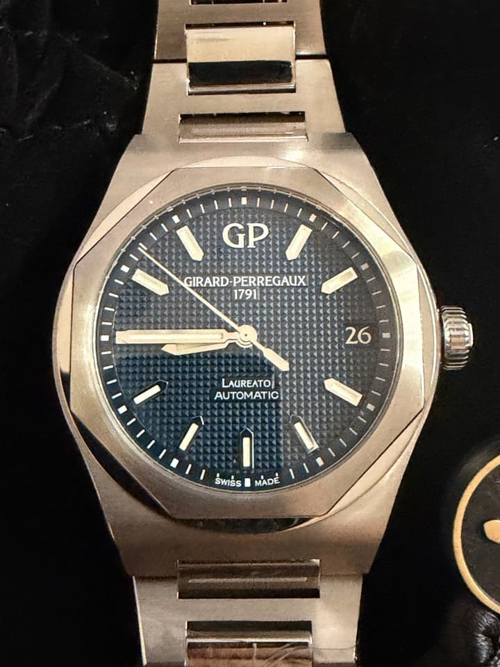 Girard-Perregaux Laureato 42mm